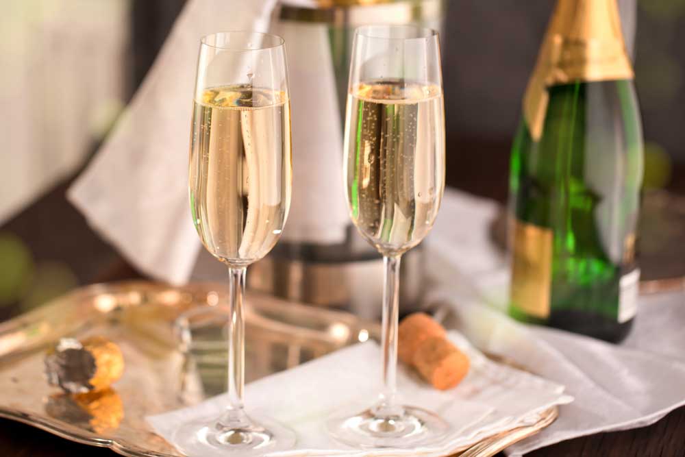 Zwei Sektkelche auf dem Silvester-Tisch