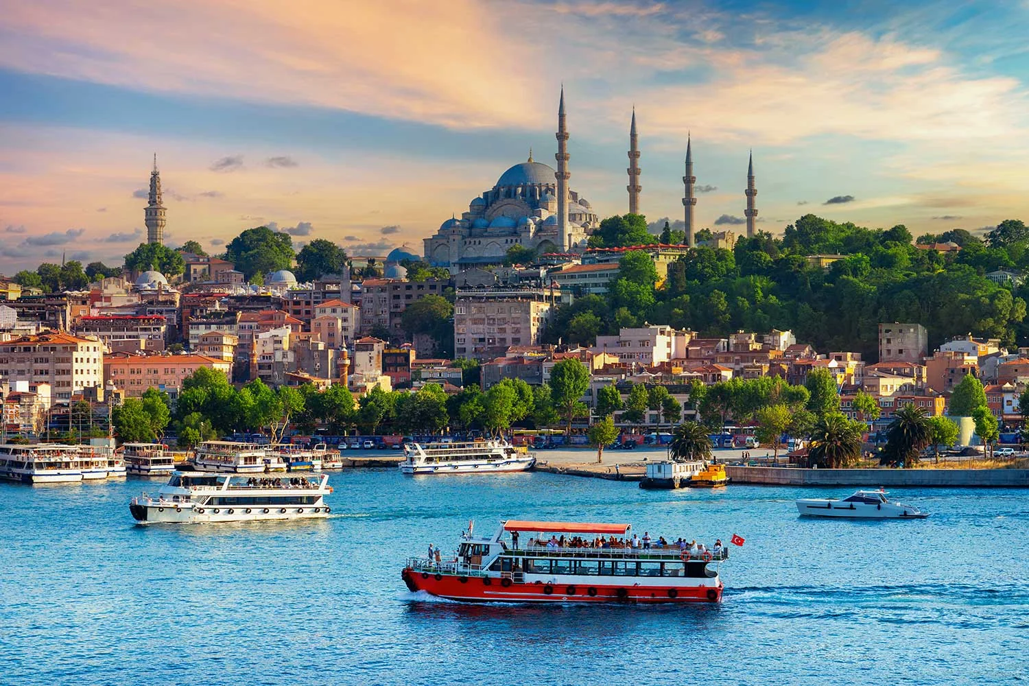 Skyline von Istanbul am Bosporus mit Süleymaniye-Moschee und Ausflugsschiffen