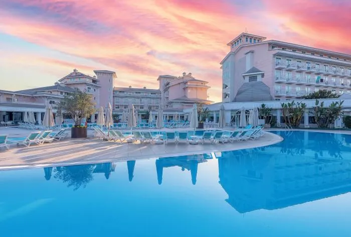 Hotelgelände des Innvista Hotels Belek mit Palmen
